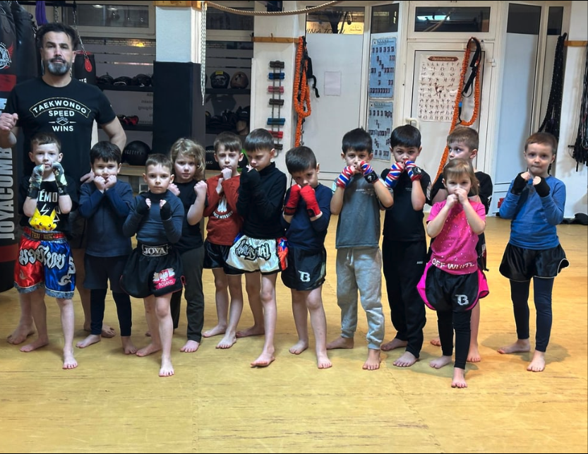 Kinder in Kampfpose